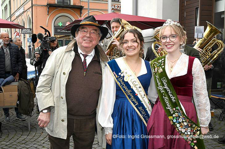 "Spargelpapst" Joseph Pl&ouml;ckl mit der 48. Spargelk&ouml;nigin Franziska I. und der Bayerischen Kartoffelk&ouml;nigin Elena Heckl vor dem Anstich auf dem Viktualienmarkt am 01.04.2026 (&copy;Foto: Ingrid Grossmann) 